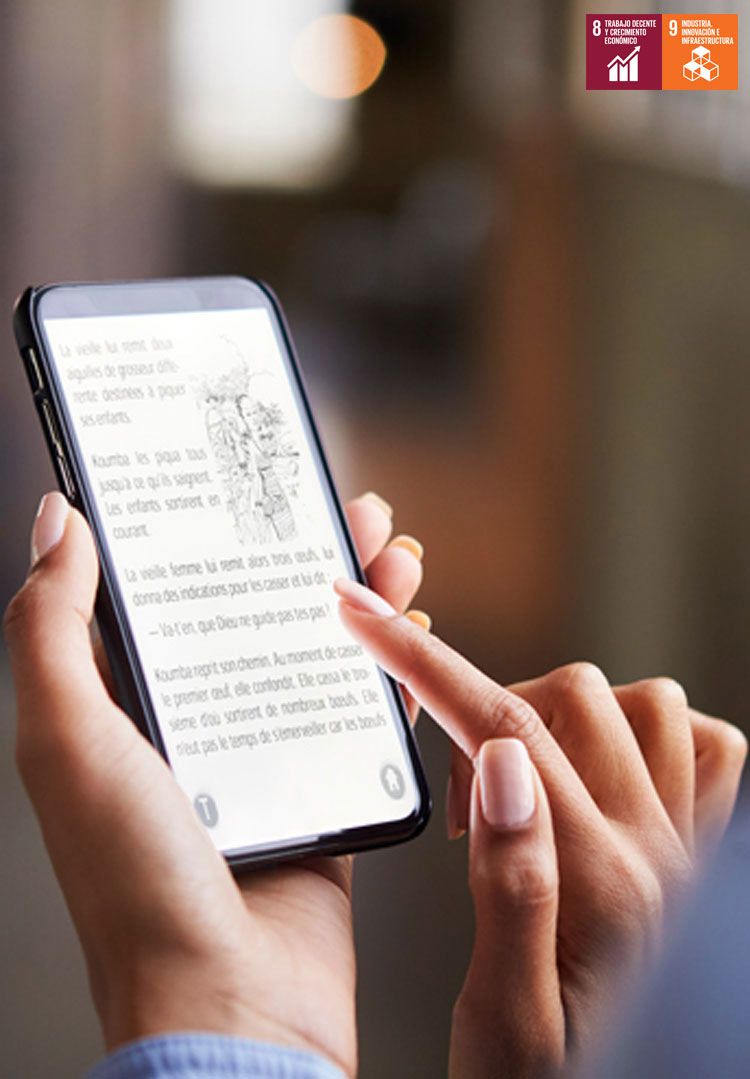 Detalle de las manos de una mujer usando la pantalla táctil de un teléfono inteligente
